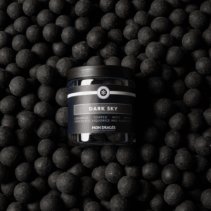 DARK SKY – LIQUORICE COATED WITH WHITE CHOCOLATE, RAW LIQUORICE AND FLAKESALT – 150 G
