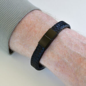 Flettet læderarmbånd 12x5 mm - matsort rustfrit stål