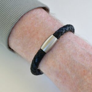 Flettet læderarmbånd Ø8 mm - sort - mat forgyldt rustfrit stål